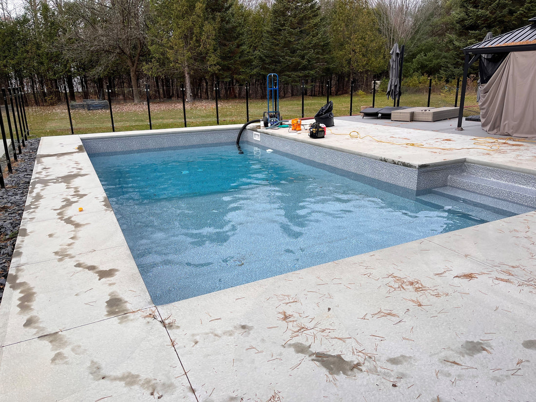 Bien fermer sa piscine creusée pour l’hiver au Québec