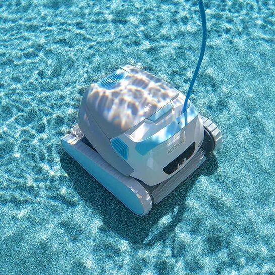 MAYTRONICS ROBOT NETTOYEUR DOLPHIN ACTIVE 40 AVEC CHARIOT ET BLUETHOOT (MUR,FOND ET LIGNE D'EAU) - 99996271-US - Piscines Geyser