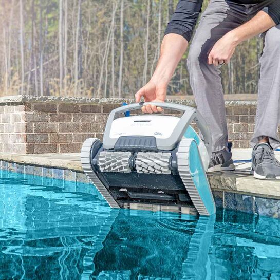 MAYTRONICS ROBOT NETTOYEUR DOLPHIN ACTIVE 60 AVEC CHARIOT , WI-FI ,ETC...( MUR, FOND ET LIGNE D'EAU )- 99996614-US - Piscines Geyser