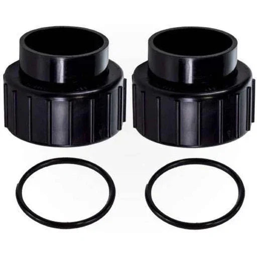 Deux raccords union noirs avec joints toriques pour plomberie de piscine