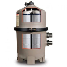 Filtre à cartouche pour piscine enterrée, avec raccords et éléments filtrants internes visibles.